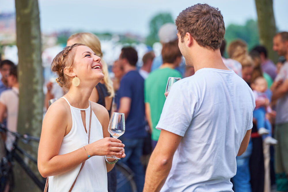 enjoying a glass of wine in Mainz picture (c) rheinhesssen de
